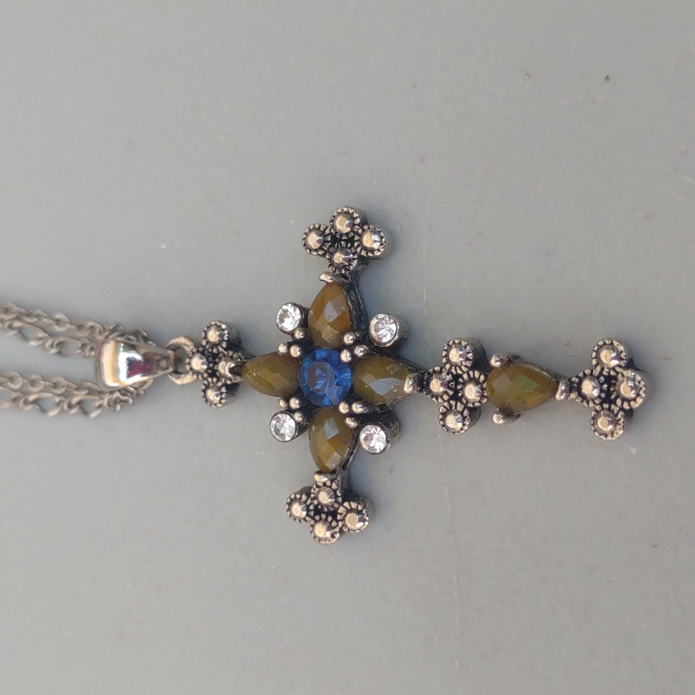 Gorgeous Cross Necklace  jewelry necklace - Picture 3 of 9